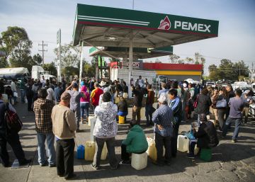 La cruzada de López Obrador contra el robo de gasolina provoca el caos en varias zonas de México