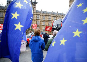 Bruselas solo ofrece matizaciones al acuerdo del Brexit ante la agonía de May