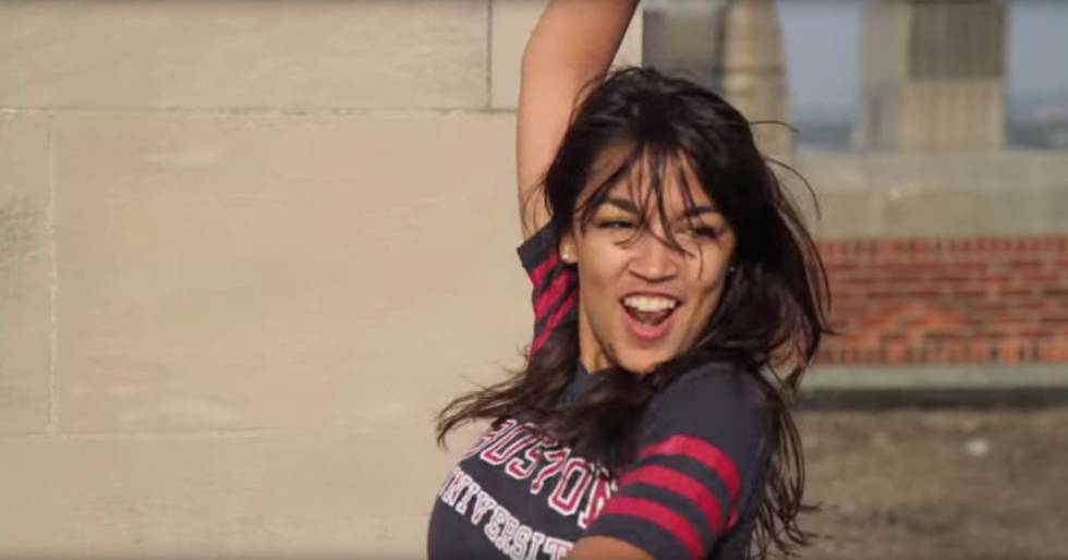 Fotograma del vídeo en el que aparece Alexandria Ocasio-Cortez bailando en 2010 en Boston.