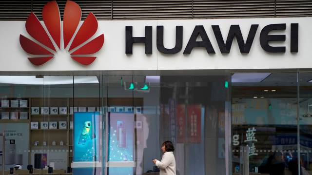 Logo de Huawei en un comercio de Shangái.