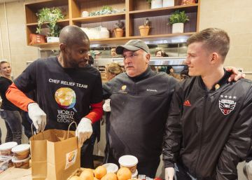 El chef José Andrés da de comer a miles de funcionarios de EE UU