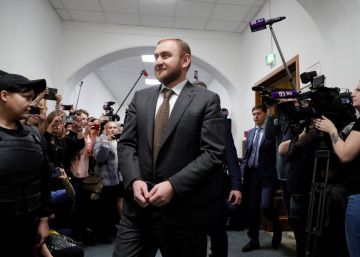 Un senador ruso, detenido en plena sesión de la Cámara por contratar a tres sicarios
