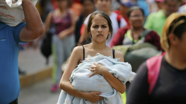 Una mujer con su bebé, en la frontera entre Venezuela y Colombia.