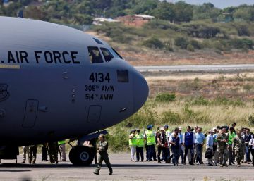 EUA ampliam apoio a Guaidó com ponte aérea
