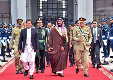 El heredero saudí promete 20.000 millones de inversión en Pakistán, pero pide diálogo en Cachemira