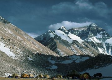 China cierra el campo base del Everest a los turistas por la basura