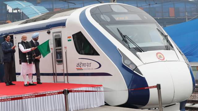 El primer ministro indio inaugura el tren.