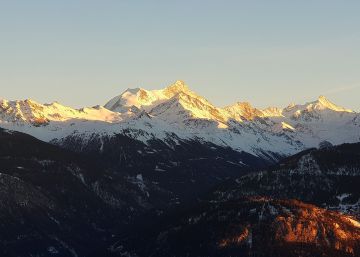 Una avalancha sepulta a varios esquiadores en Suiza