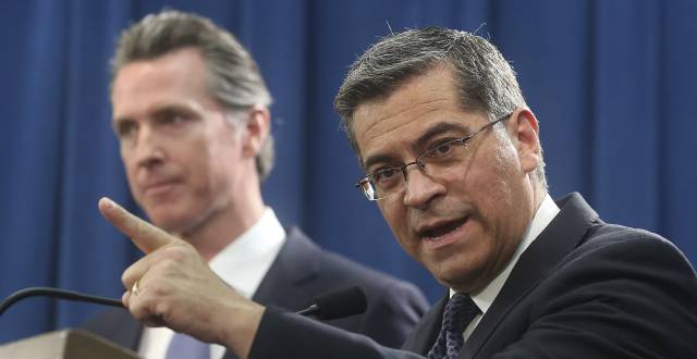 El fiscal general de California, Xavier Becerra, y el gobernador, Gavin Newsom, anuncian la demanda el pasado viernes.