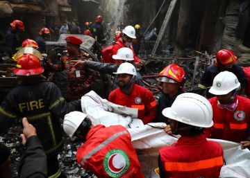 Más de 60 muertos en un gran incendio en Bangladesh