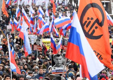 Miles de personas se manifiestan en Moscú en memoria del opositor asesinado Nemtsov