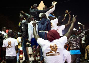 Gobierno y oposición proclaman resultados diferentes y siembran la confusión en Senegal