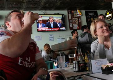 Un chupito por la política: los bares de Washington vibran con la traición a Trump