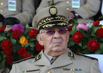 El jefe del Ejército de Argelia desafía a la calle diciendo que su propuesta de transición es inalterable