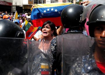 Apoiadores de Guaidó e Maduro voltam a protestar após blecaute na Venezuela