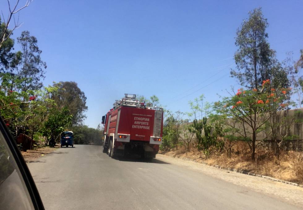 Um caminhão de bombeiros dirige-se ao local onde se tem estrelado a aeronave, ao sul de Adís Abeba.