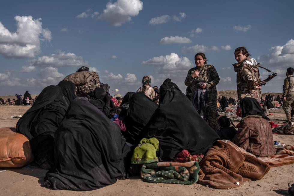 La comandante siria Lilwa Abdulá (en el centro) conversa con mujeres del ISIS evacuadas del reducto yihadista sirio de Baguz el pasado 6 de marzo