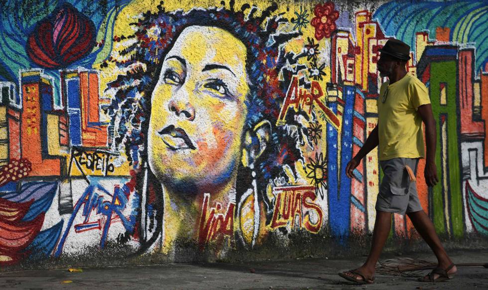 Un hombre camina frente a un mural de Marielle Franco, en Rio de Janeiro.