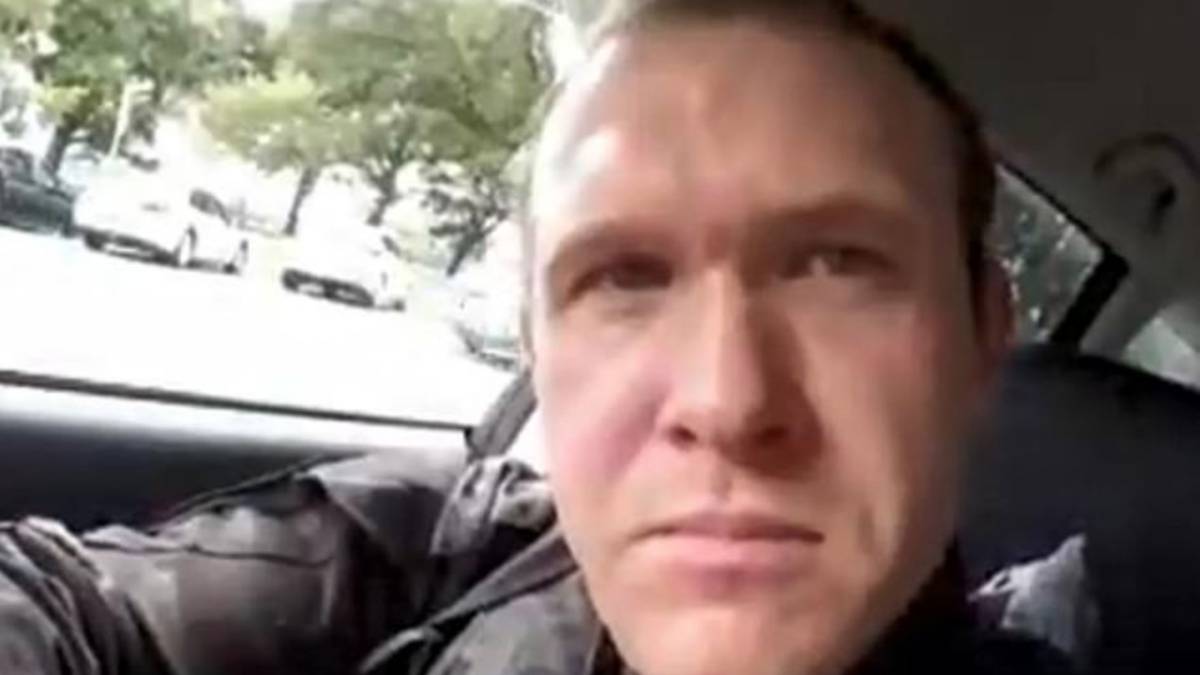 Brenton Tarrant, en el vídeo que graba antes de entrar a la mezquita Al Noor de Christchurch (Nueva Zelanda) para iniciar la matanza.