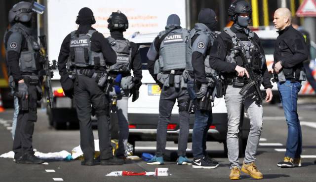 Varios agentes de policía, en la plaza 24 de Octubre de Utrecht, en la que este lunes ha tenido lugar un tiroteo.