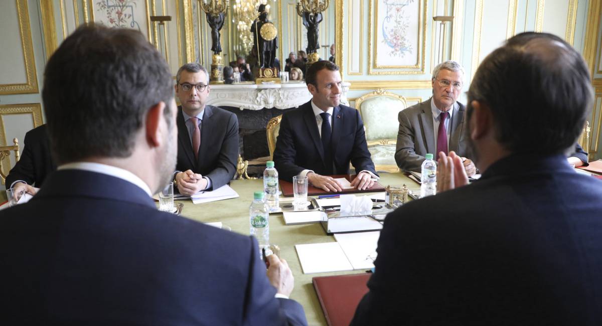 El presidente Emmanuel Macron se reúne con su primer ministro, Édouard Philippe (de espaldas) para decidir nuevas medidas antidisturbios.