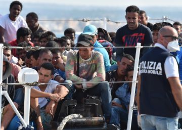 Un barco de una ONG italiana rescata a 49 migrantes y pide un puerto seguro