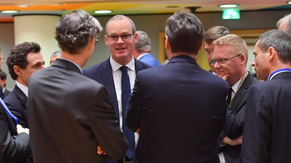 El ministro irlandés de Exteriores, Simon Coveney (centro), en la Comisión Europea en Bruselas, este martes.rn