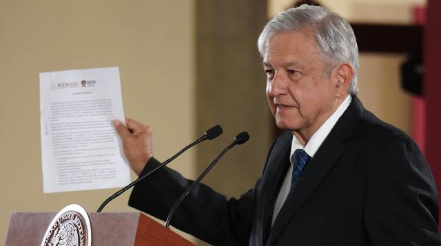 López Obrador muestra su promesa de no reelección.