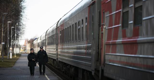 Dos oficiales lituanos vigilan el tren ruso en la estación de Kybartai, en la frontera con Kaliningrado, el 6 de marzo de 2019.