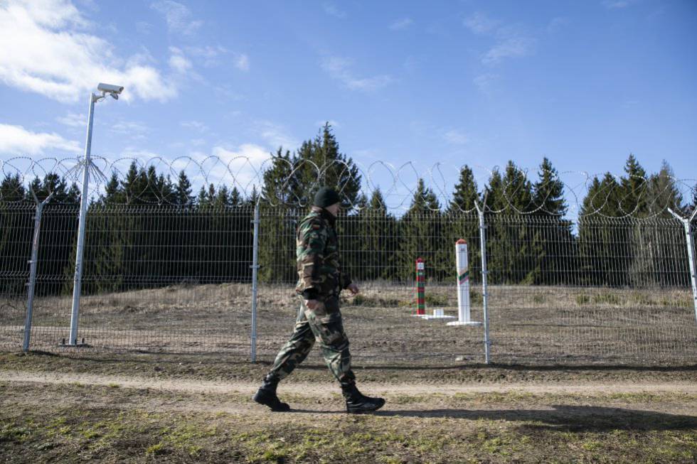 El soldado Algirdas, de 29 años, patrulla la frontera de Lituania con Kaliningrado en Vistytis, el 6 de marzo de 2019.