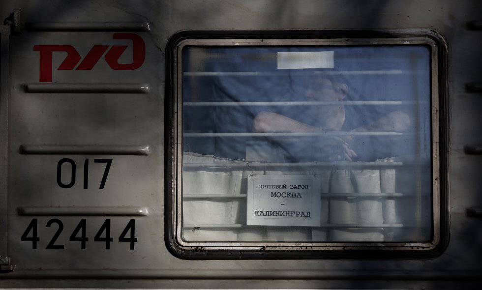 Un pasajero ruso, asomado a la ventana del tren en Kybartai.