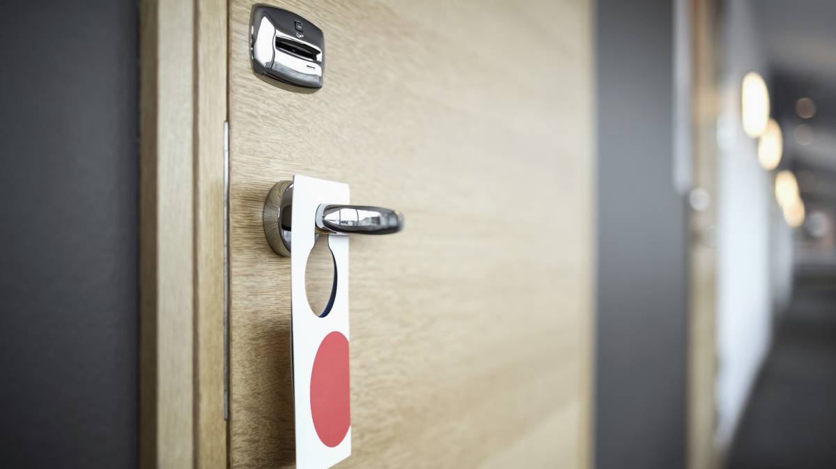 Puerta de una habitación de hotel.