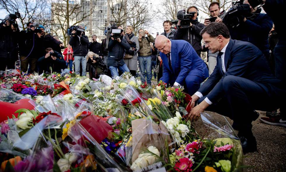El primer ministro holandés (a la derecha) deposita unas flores en la Plaza 24 de Octubre, Utrecht.