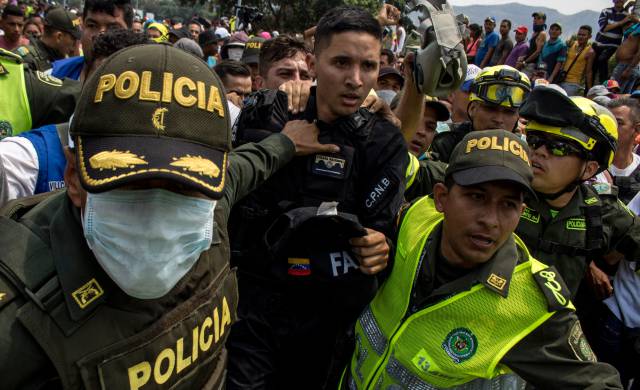 Policial venezuelano, depois de atravessar para a Colômbia em 23 de fevereiro passado.