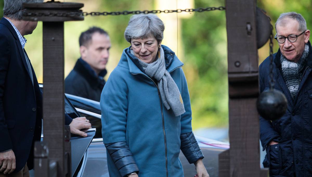 La primera ministra del Reino Unido, Theresa May, acompañada este domingo de su marido en Londres, a su llegada al servicio religioso.