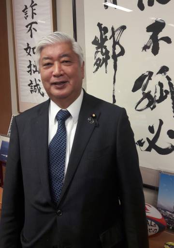 El exministro de Defensa japonés Gen Nakatani en su despacho de diputado, en Tokio.