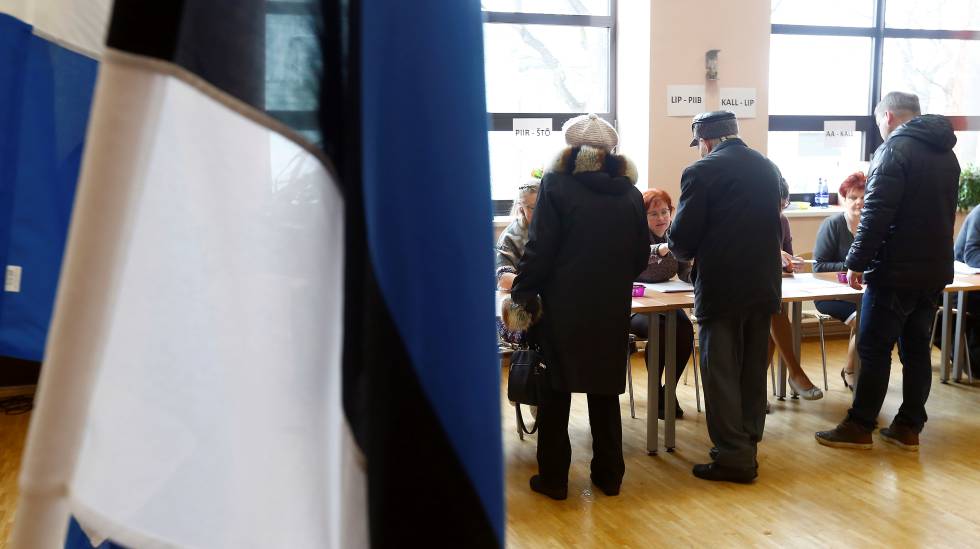 Votantes en un colegio electoral de Parnu, el pasado 3 de marzo.