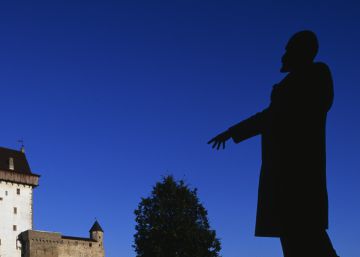 Estatua de Lenin ante el castillo de Hermann en la ciudad estonia de Narva.