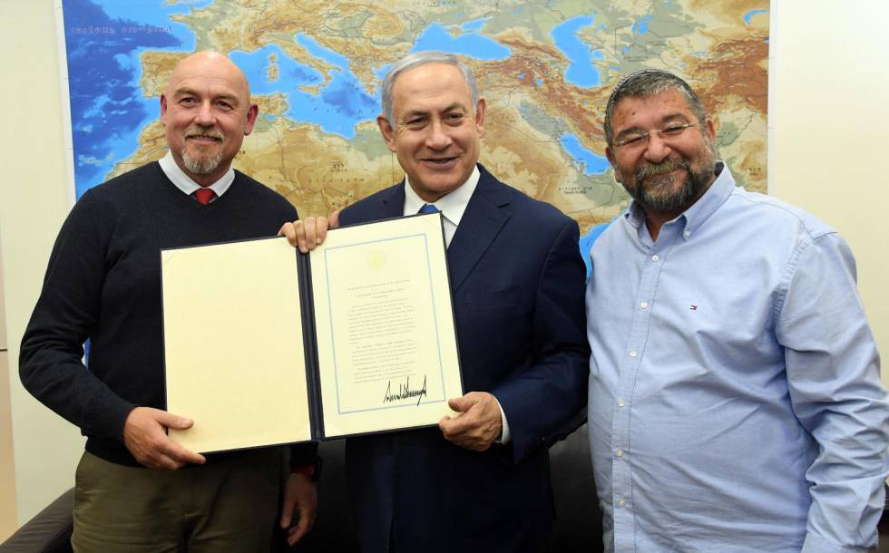 Katsrin mayor Simitry Apartsev and Israeli Prime Minister Benjamin Netanyahu on Wednesday received a copy of the document signed in the White House in Jerusalem. Right, Haim Rokah, chairman of the Golan Regional Council.
