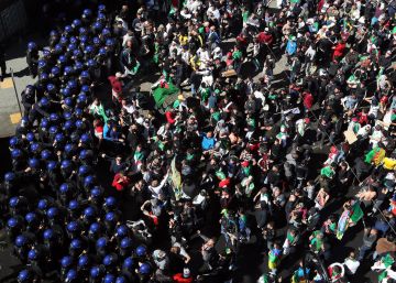Las protestas de Argelia apuntan ahora contra el jefe del Ejército