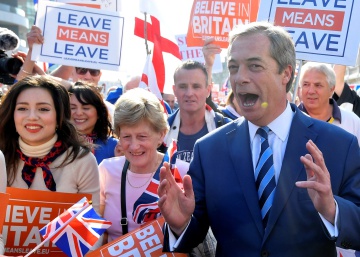 El ultranacionalista Farage reúne en Londres a miles de seguidores