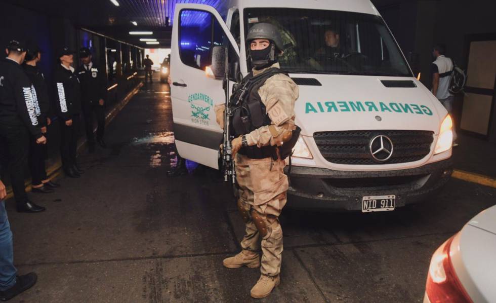 Operativo de seguridad frente al hotel cordobés donde se encontró la maleta de los dos artistas chilenos acusados de terrorismo.