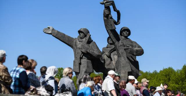Rusoparlantes de Letonia celebran el 73º aniversario de la victoria soviética sobre los nazis en Riga el 9 de mayo de 2018.