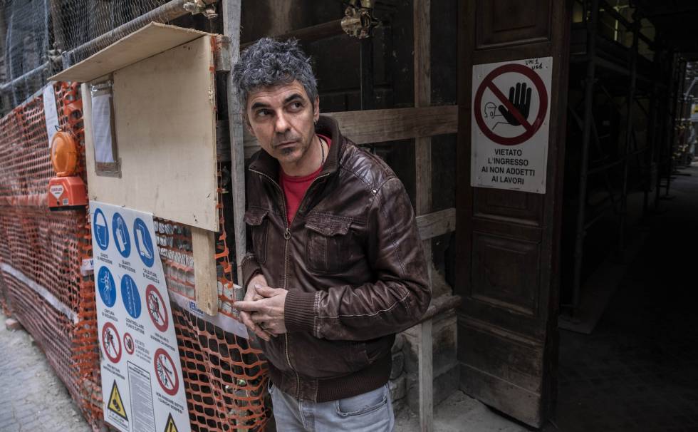 Paolo Mazzeschi, ante lo que queda del taller que perdió la noche del terremoto.