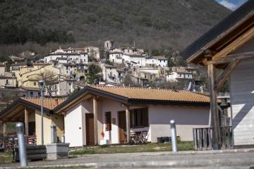 Casitas prefabricadas para los desplazados por el terremoto.
