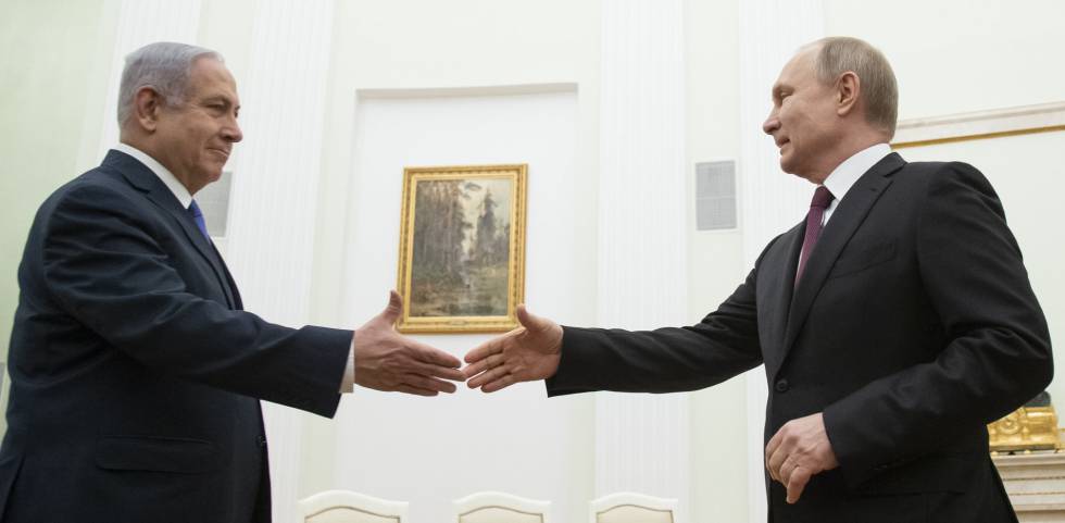 Benjamín Netanyahu saluda a Vladímir Putin, el juevs en Moscú.