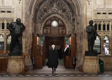 Parlamento britânico aprova lei que obriga May a prorrogar o Brexit