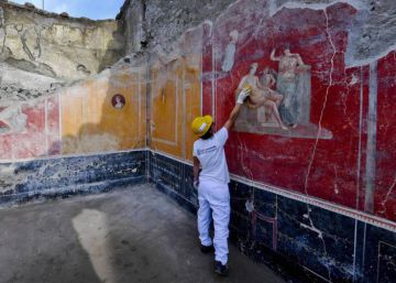 Una británica arranca e intenta robar partes de un mosaico en Pompeya