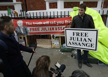 Moscú: Londres “estrangula la libertad” con el arresto