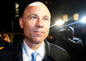La fiscalía acusa a Michael Avenatti de decenas de delitos financieros que podrían llevarle a prisión